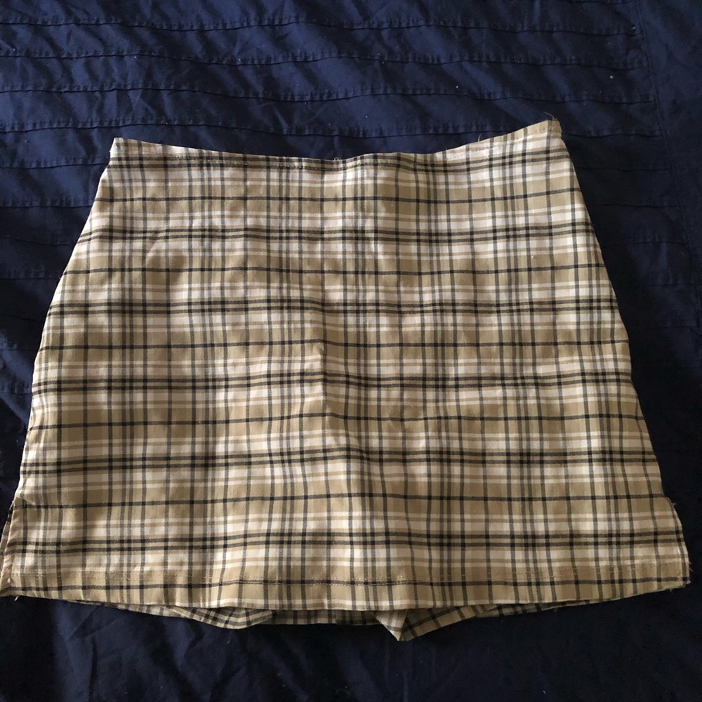 🎄 Pre-loved Plaid tan, white, and black skort